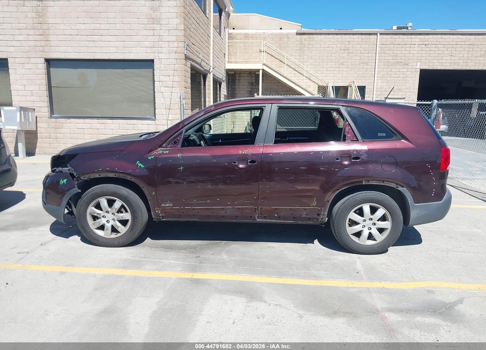 2011 KIA SORENTO LX VIN: 5XYKTCA11BG004371