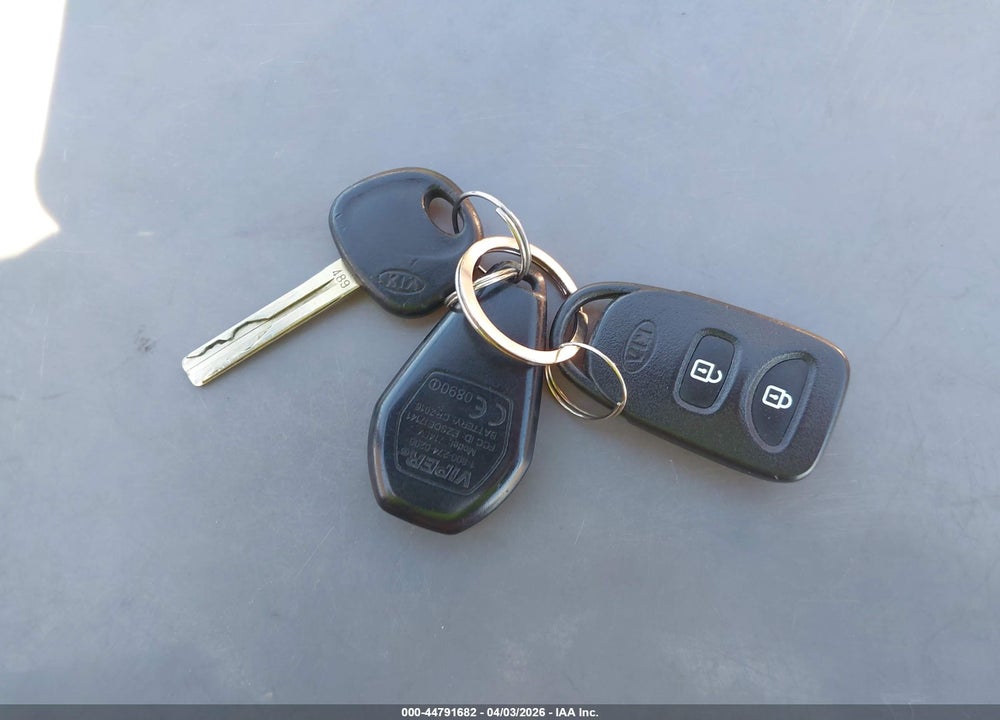 2011 KIA SORENTO LX VIN: 5XYKTCA11BG004371