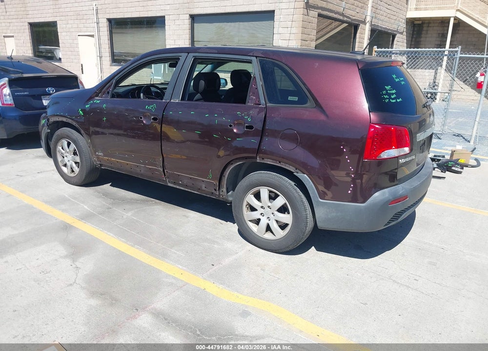 2011 KIA SORENTO LX VIN: 5XYKTCA11BG004371