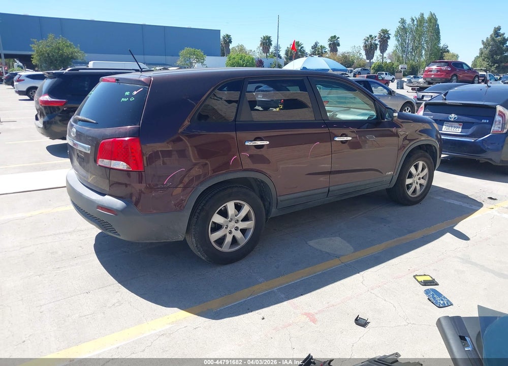 2011 KIA SORENTO LX VIN: 5XYKTCA11BG004371