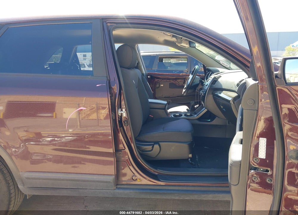 2011 KIA SORENTO LX VIN: 5XYKTCA11BG004371