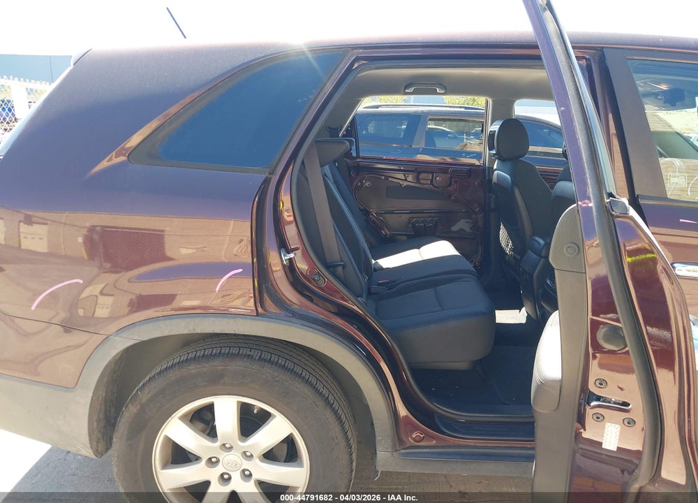 2011 KIA SORENTO LX VIN: 5XYKTCA11BG004371