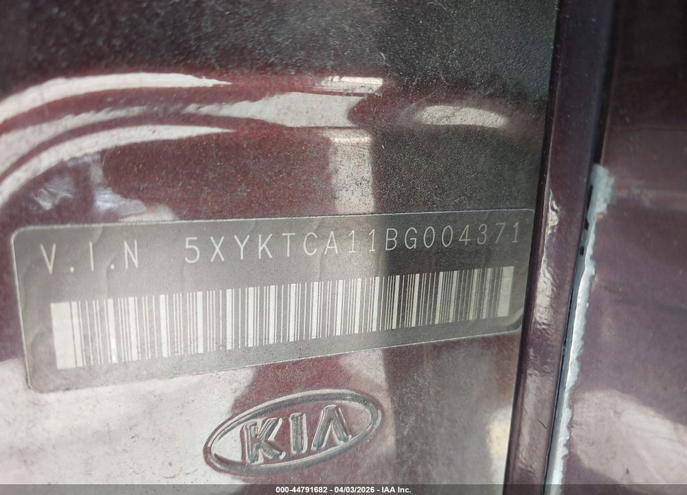 2011 KIA SORENTO LX VIN: 5XYKTCA11BG004371