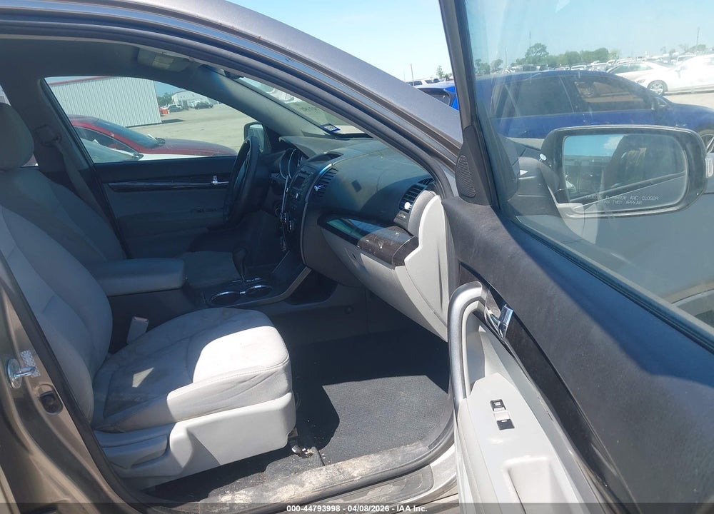 2011 KIA SORENTO LX VIN: 5XYKT3A13BG084255