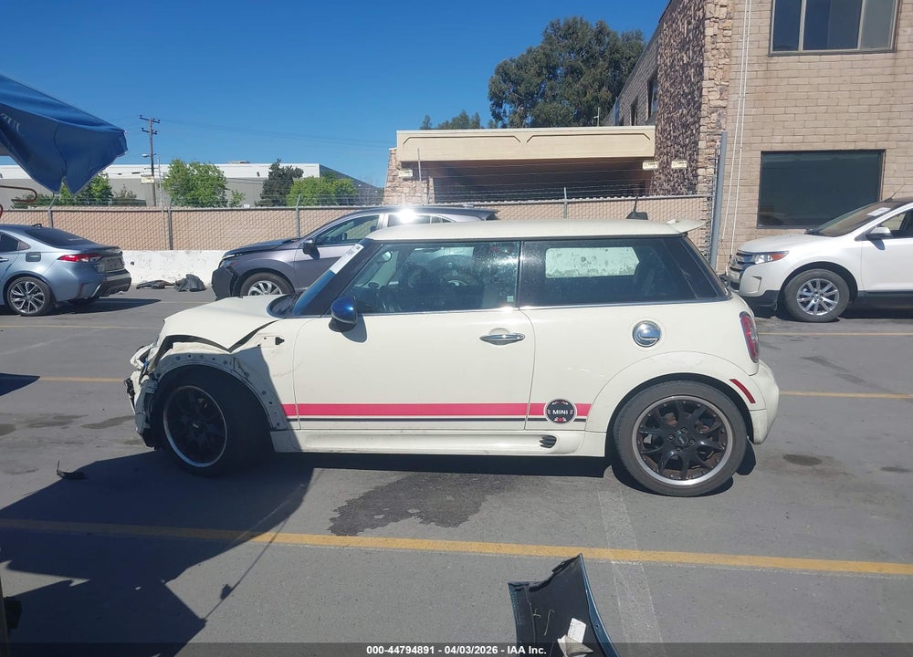 2010 MINI COOPER S VIN: WMWMF7C52ATZ71420