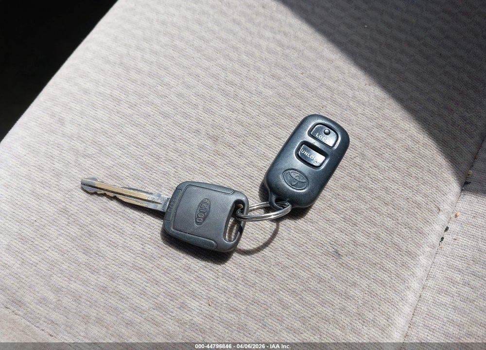 2005 TOYOTA COROLLA LE VIN: 1NXBR32EX5Z438786