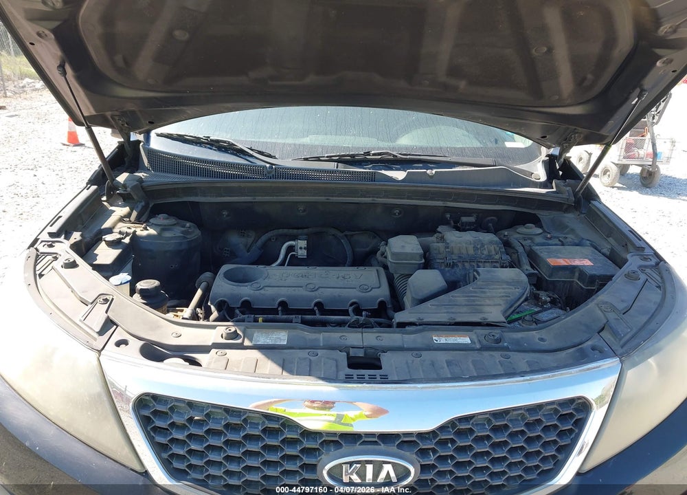 2011 KIA SORENTO LX VIN: 5XYKT4A10BG164568