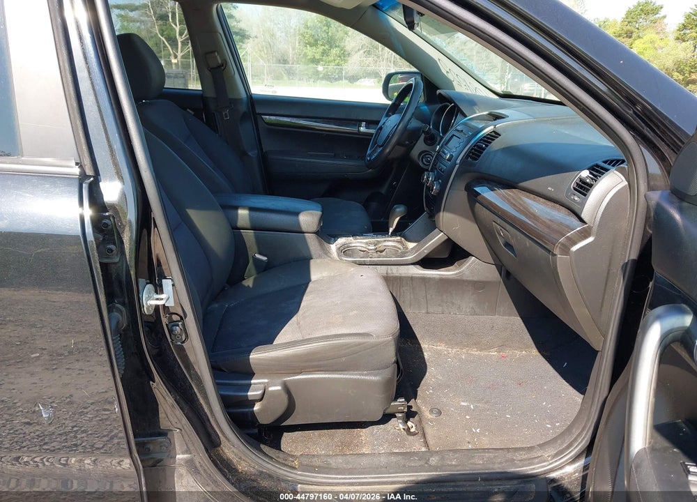 2011 KIA SORENTO LX VIN: 5XYKT4A10BG164568