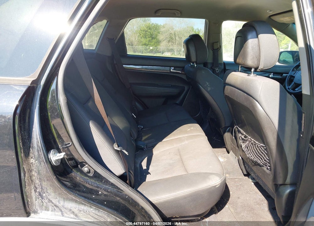 2011 KIA SORENTO LX VIN: 5XYKT4A10BG164568