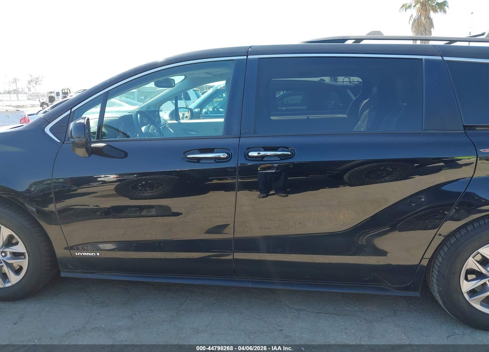 2021 TOYOTA SIENNA VIN: 5TDJRKEC8MS002638