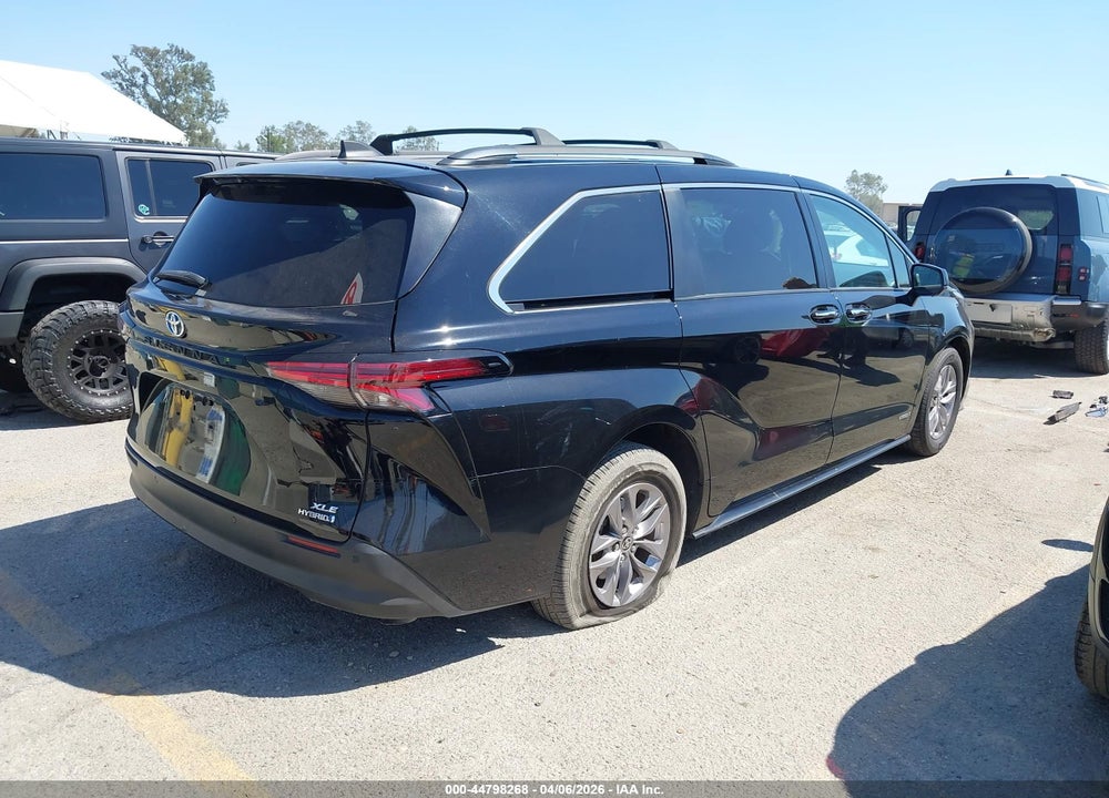 2021 TOYOTA SIENNA VIN: 5TDJRKEC8MS002638