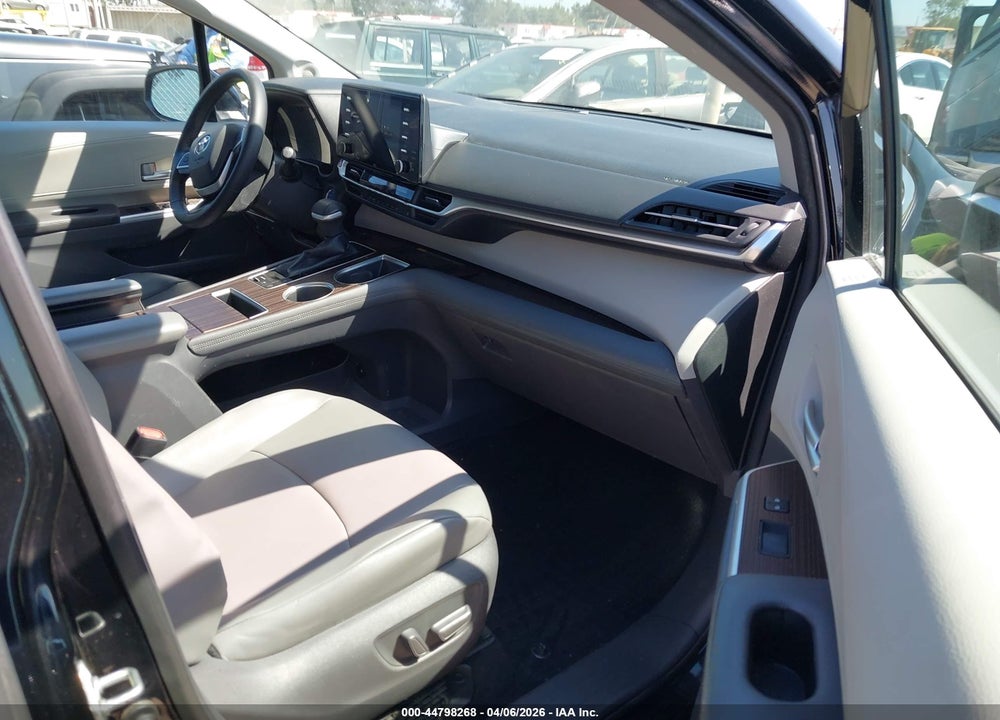 2021 TOYOTA SIENNA VIN: 5TDJRKEC8MS002638