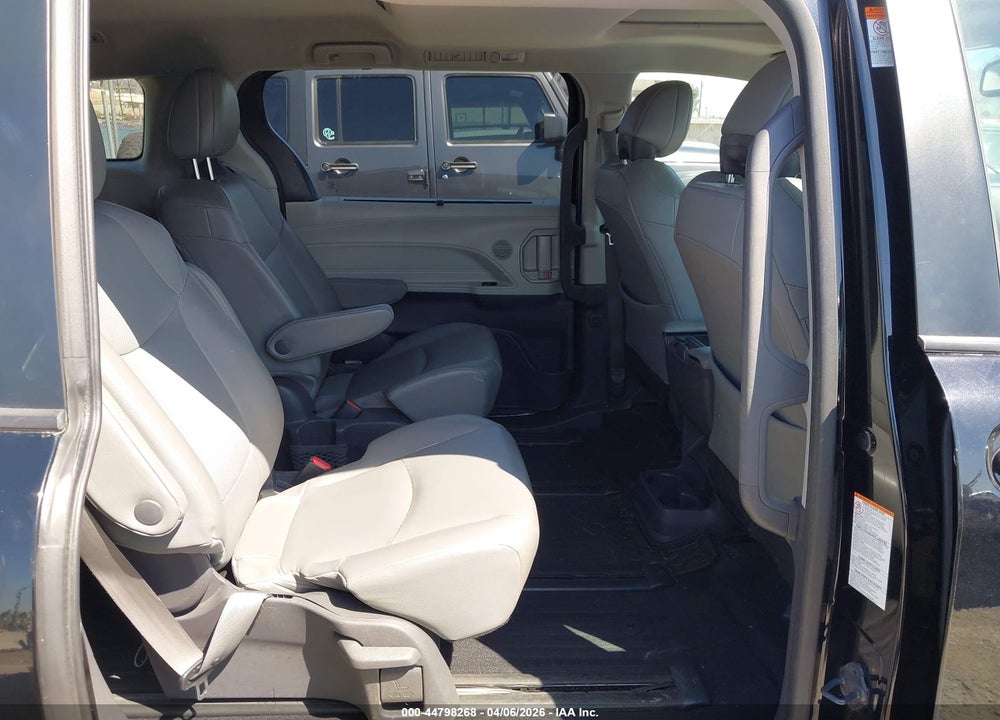 2021 TOYOTA SIENNA VIN: 5TDJRKEC8MS002638
