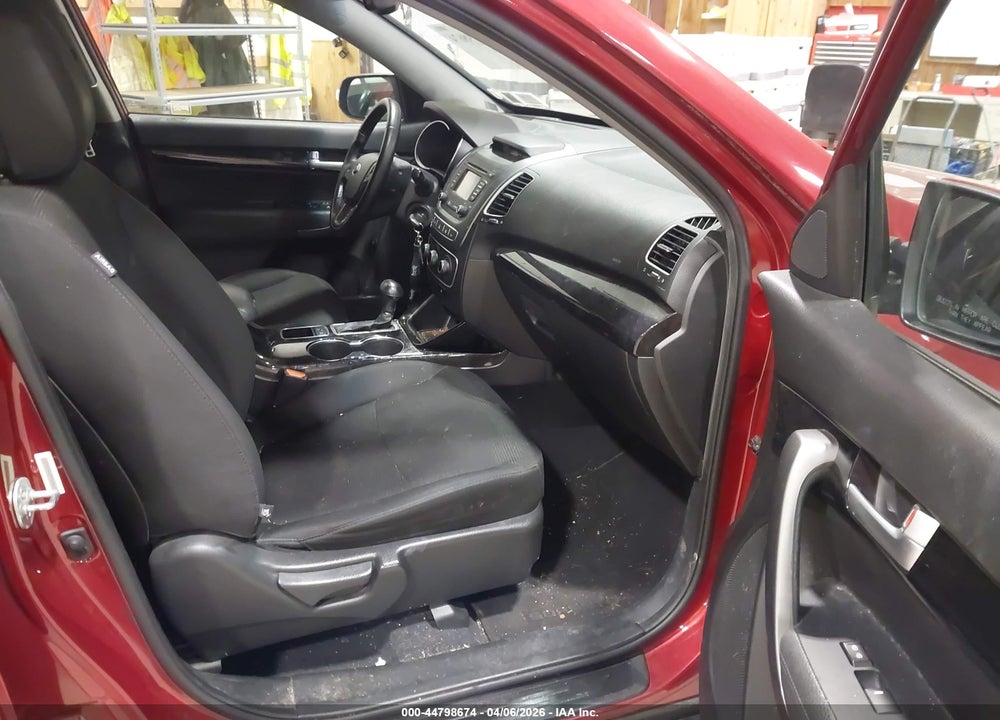 2015 KIA SORENTO LX VIN: 5XYKT4A68FG656573