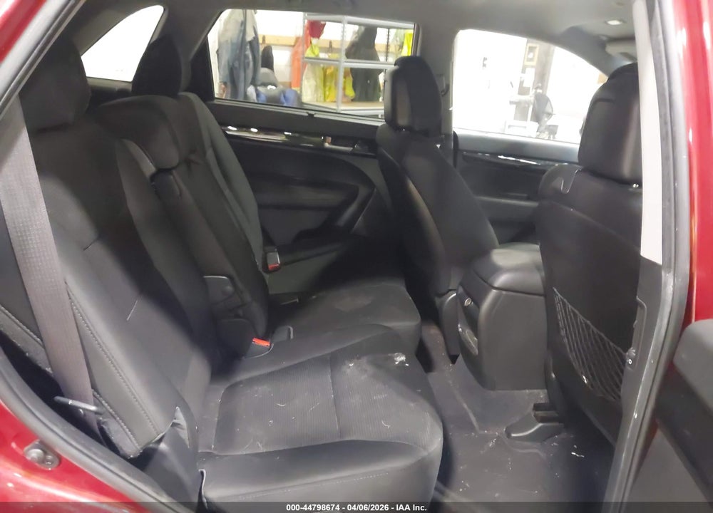 2015 KIA SORENTO LX VIN: 5XYKT4A68FG656573