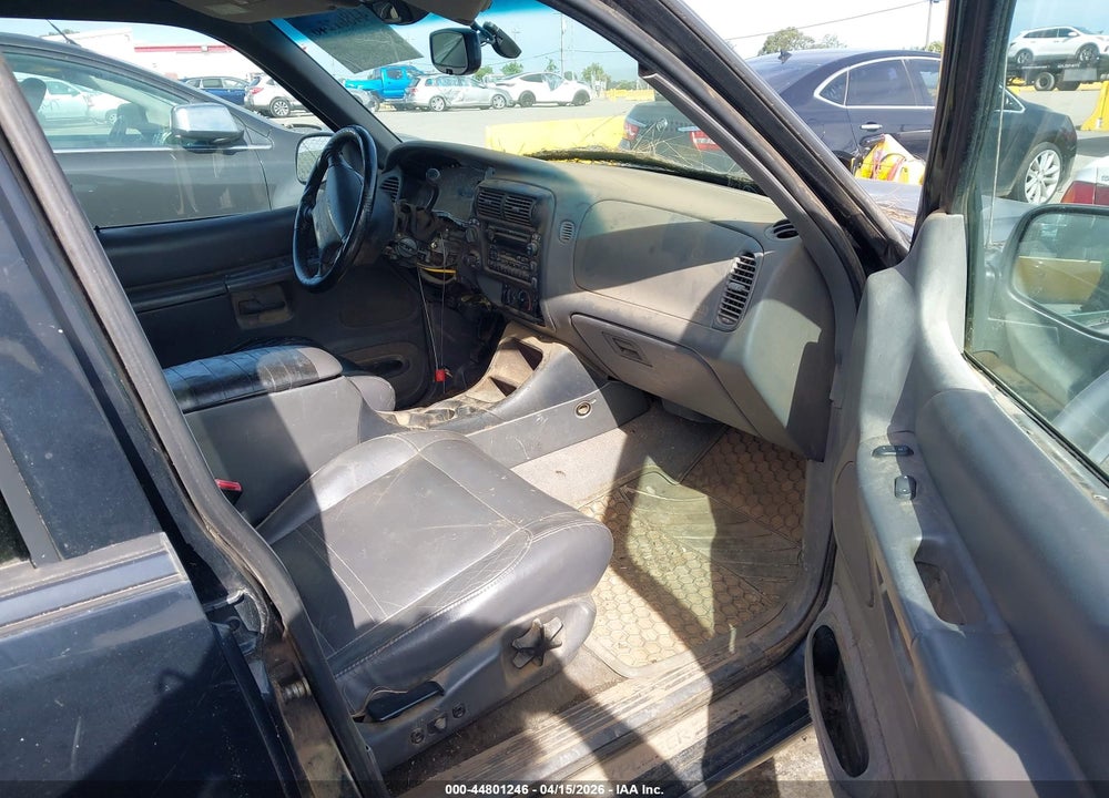 2000 FORD EXPLORER XLT VIN: 1FMDU73E1YZC28923
