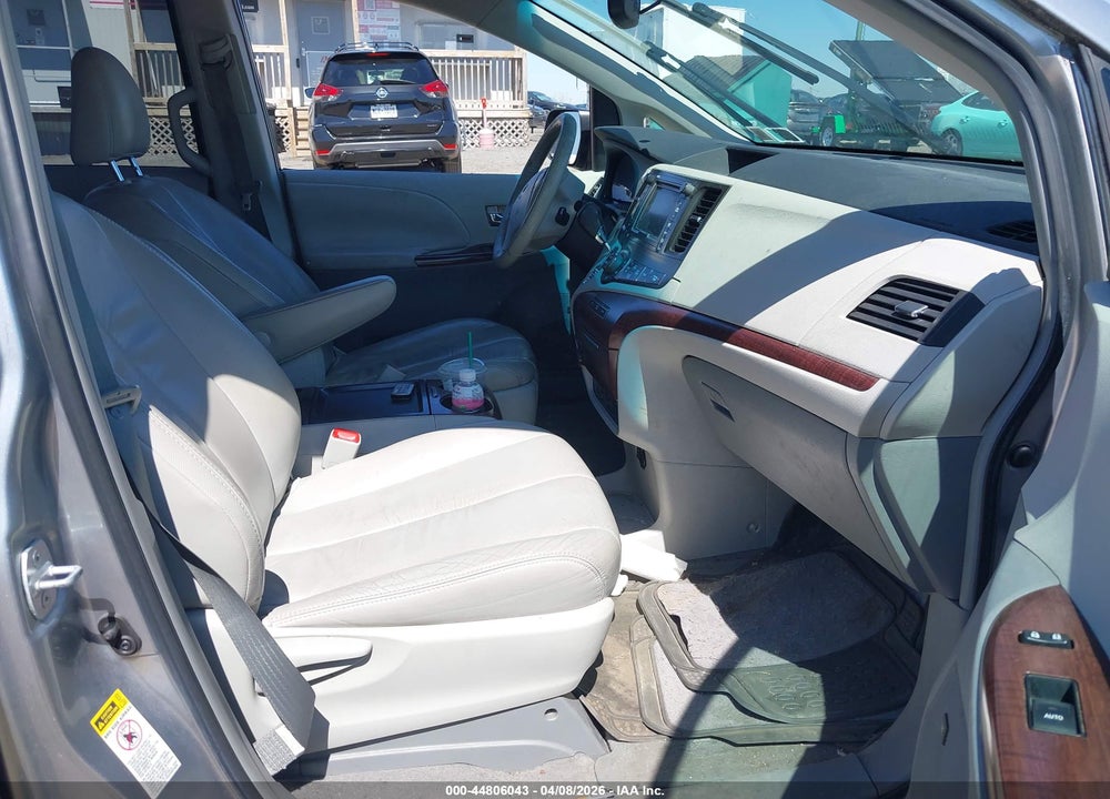 2011 TOYOTA SIENNA XLE V6 VIN: 5TDYK3DC6BS108271