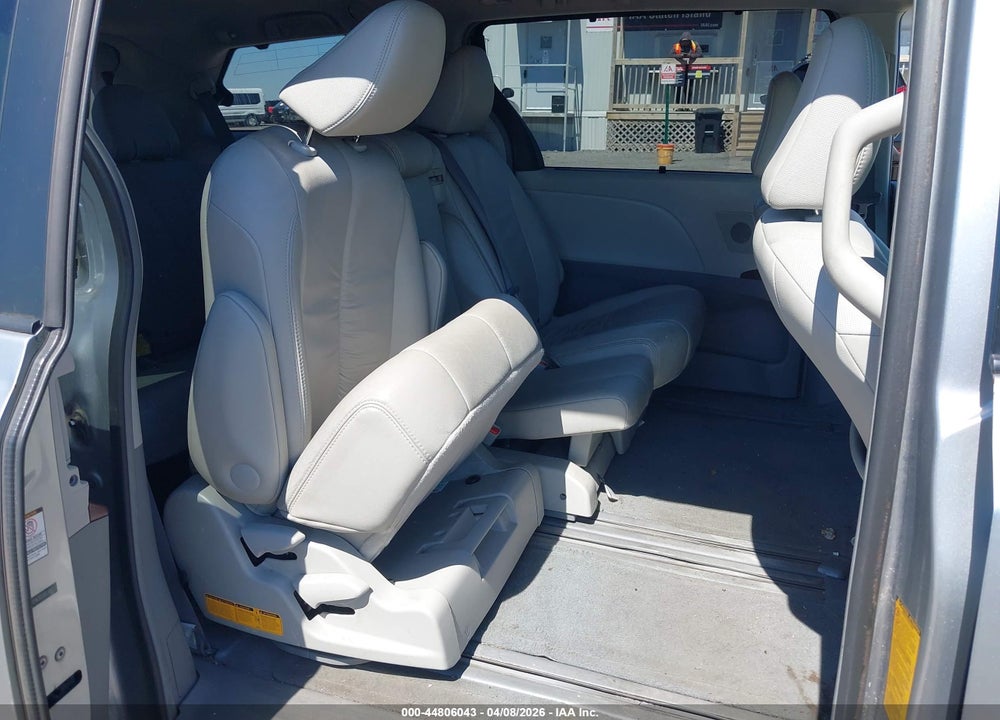 2011 TOYOTA SIENNA XLE V6 VIN: 5TDYK3DC6BS108271