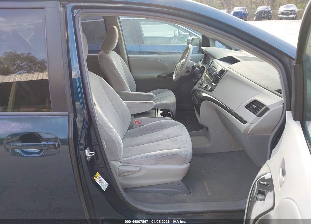 2011 TOYOTA SIENNA LE V6 VIN: 5TDKK3DC8BS103143