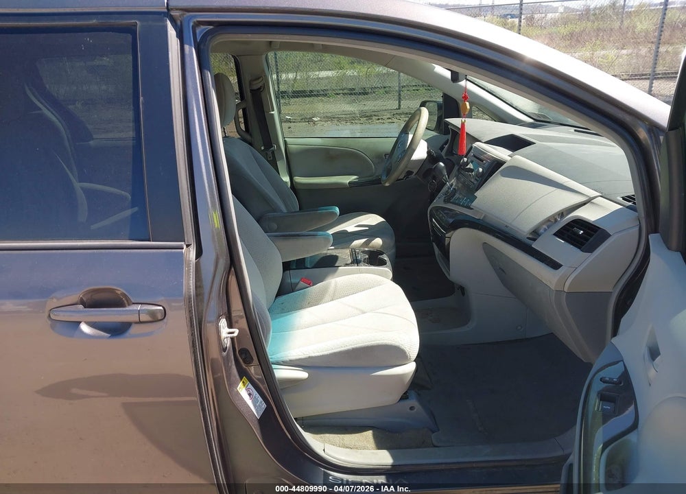 2013 TOYOTA SIENNA LE V6 8 PASSENGER VIN: 5TDKK3DC6DS384782
