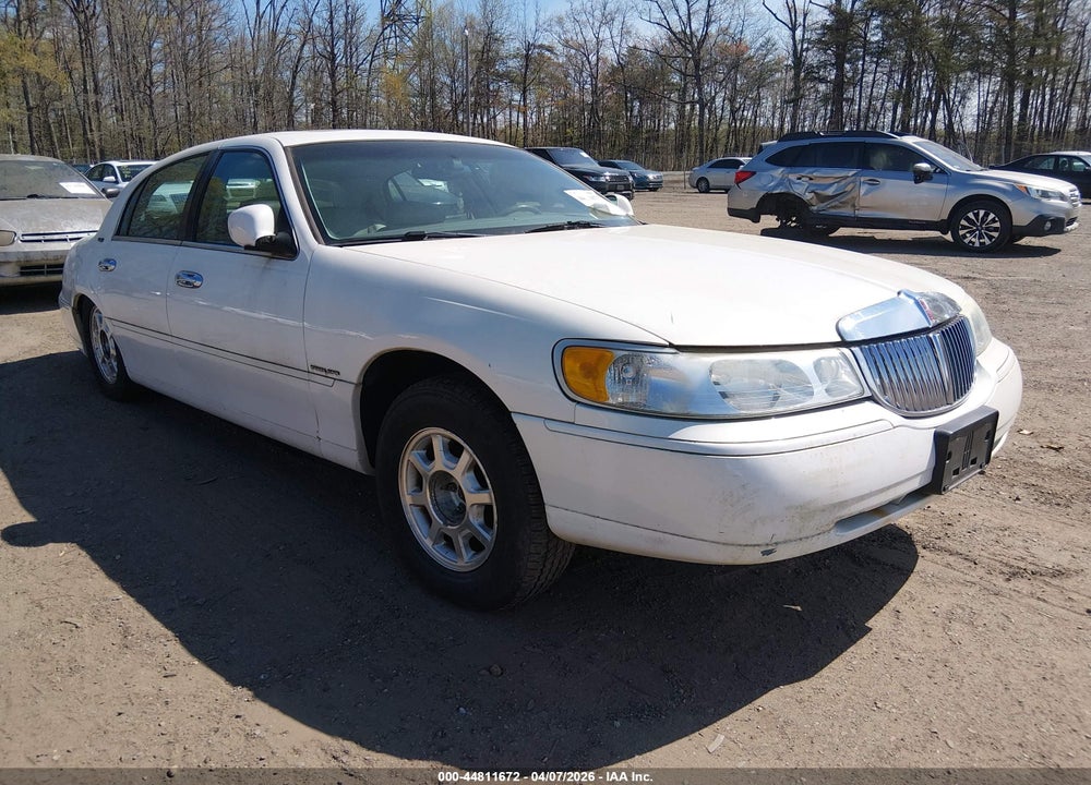 2000 LINCOLN TOWN CAR SIGNATURE VIN: 1LNHM82W3YY923556
