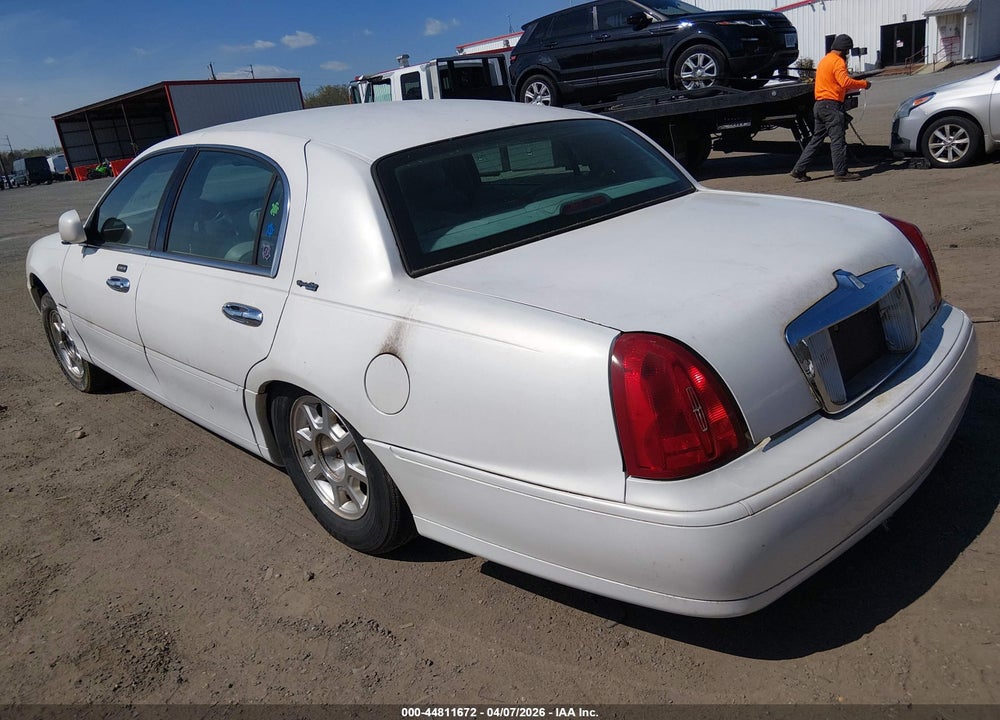 2000 LINCOLN TOWN CAR SIGNATURE VIN: 1LNHM82W3YY923556