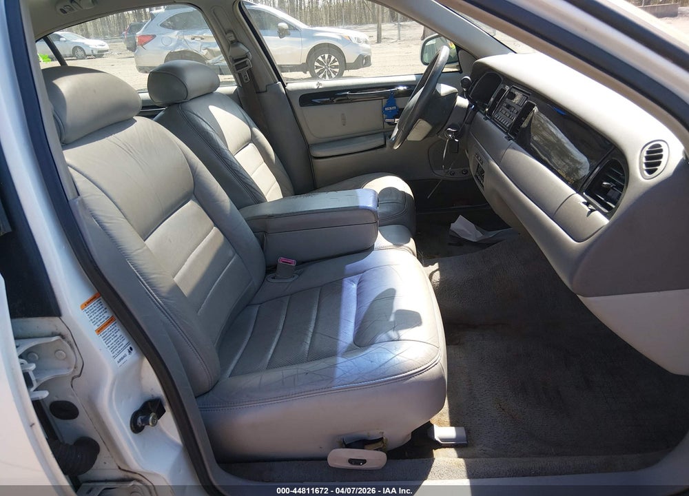 2000 LINCOLN TOWN CAR SIGNATURE VIN: 1LNHM82W3YY923556