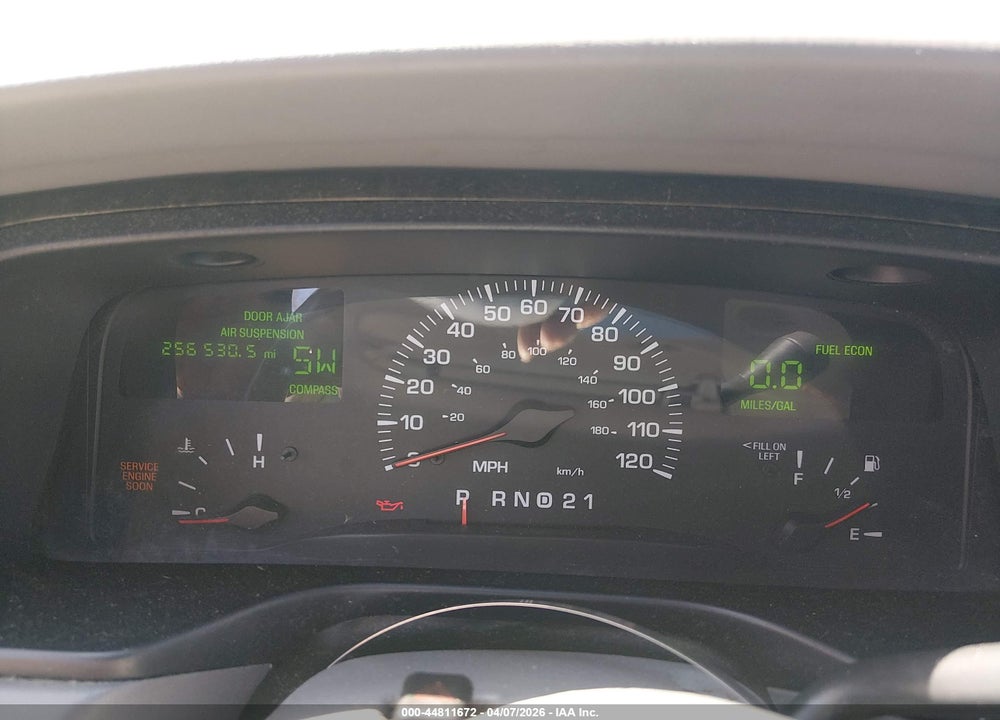 2000 LINCOLN TOWN CAR SIGNATURE VIN: 1LNHM82W3YY923556