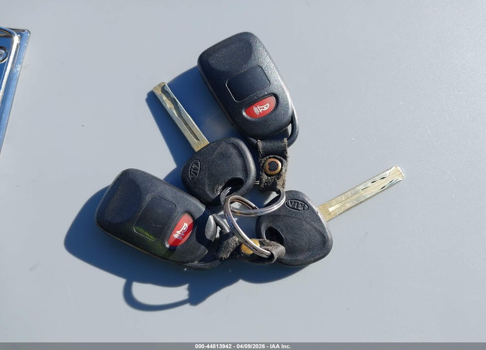 2011 KIA SORENTO LX VIN: 5XYKT4A11BG088360