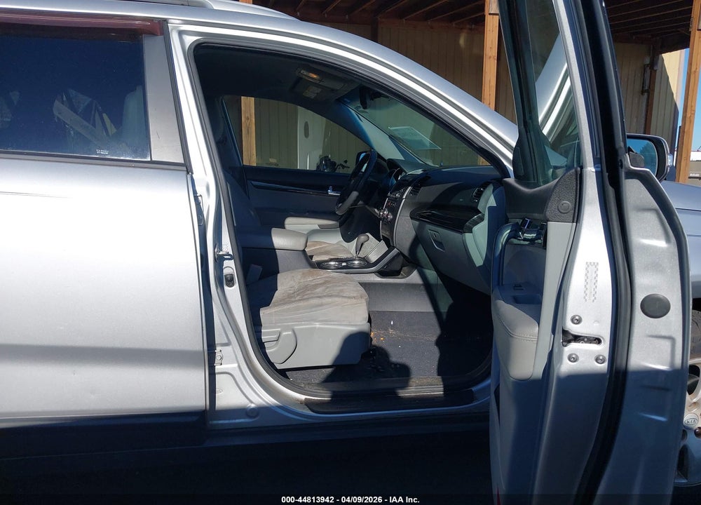 2011 KIA SORENTO LX VIN: 5XYKT4A11BG088360