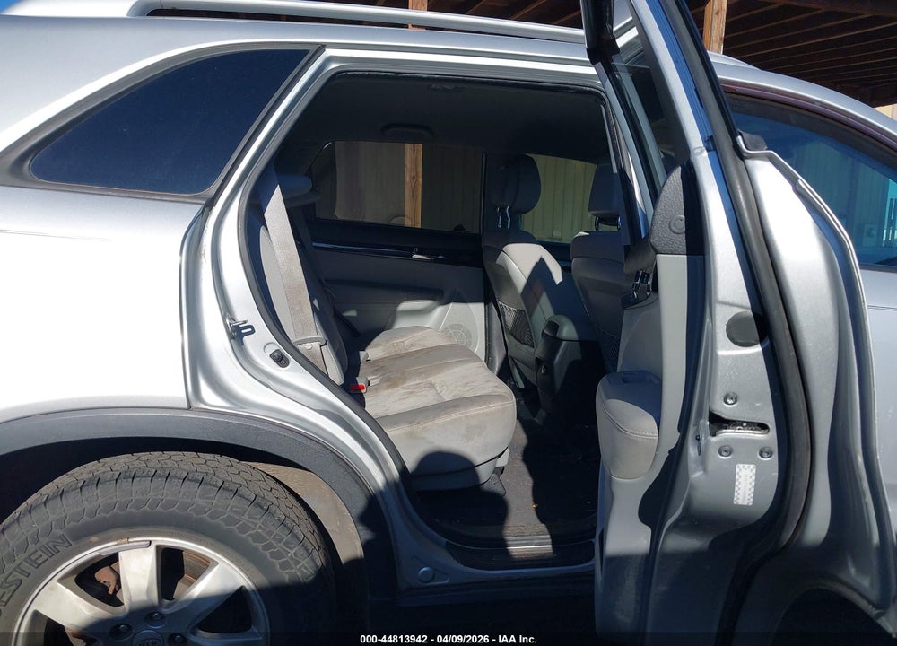 2011 KIA SORENTO LX VIN: 5XYKT4A11BG088360