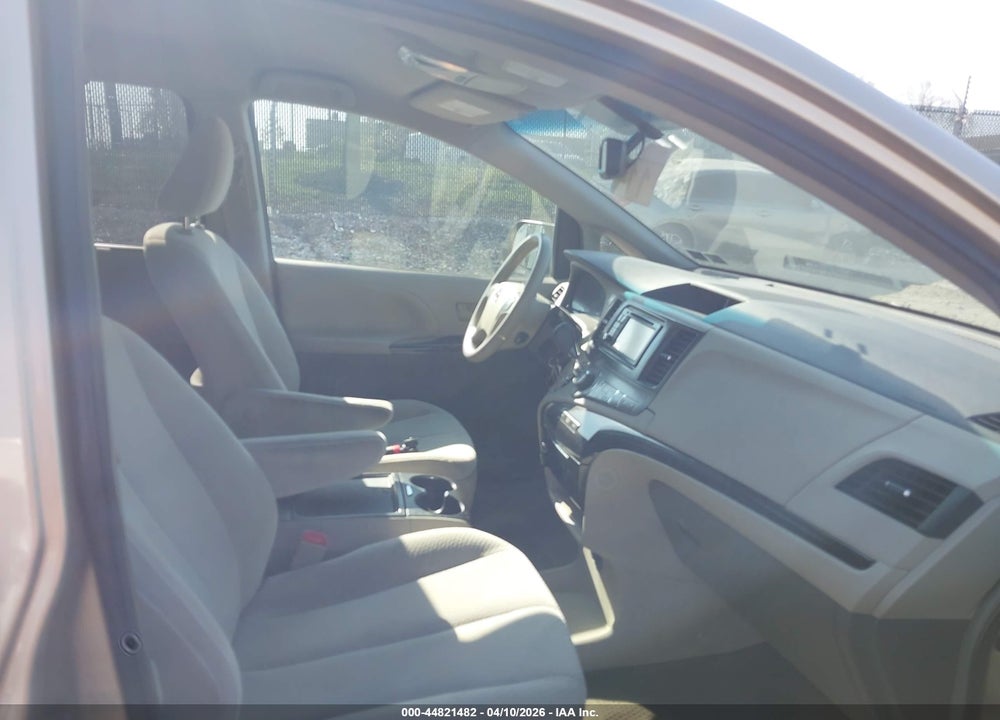 2014 TOYOTA SIENNA LE V6 8 PASSENGER VIN: 5TDKK3DC2ES449452