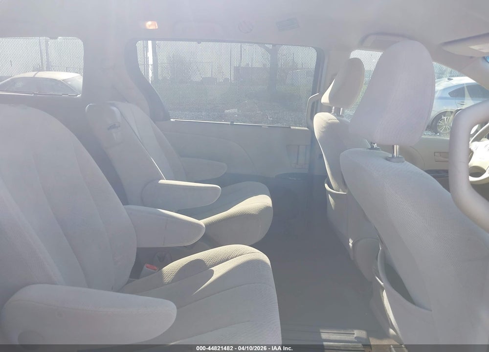 2014 TOYOTA SIENNA LE V6 8 PASSENGER VIN: 5TDKK3DC2ES449452