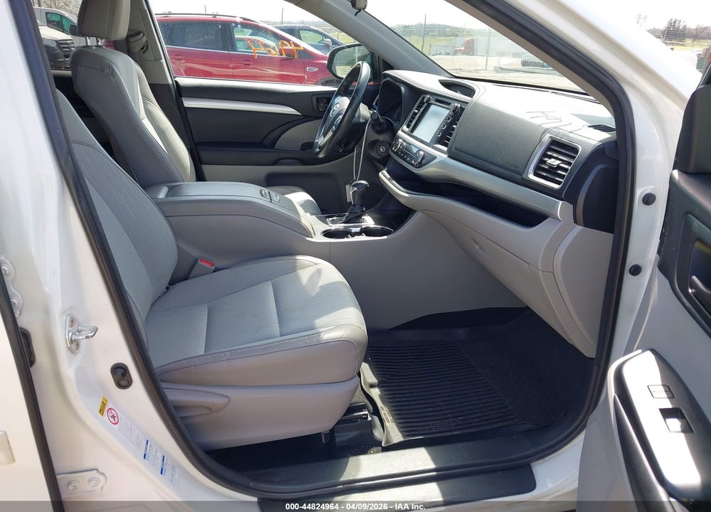 2018 TOYOTA HIGHLANDER LE PLUS VIN: 5TDBZRFH9JS826943