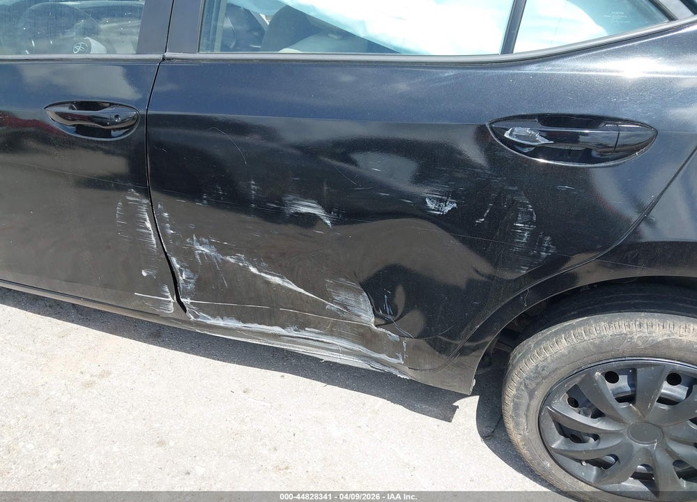 2015 TOYOTA COROLLA LE VIN: 5YFBURHE2FP352223