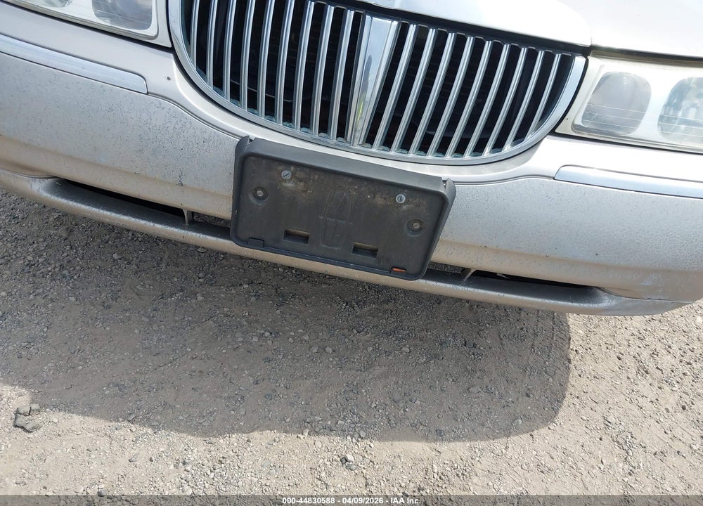 2000 LINCOLN TOWN CAR SIGNATURE VIN: 1LNHM82W6YY937872