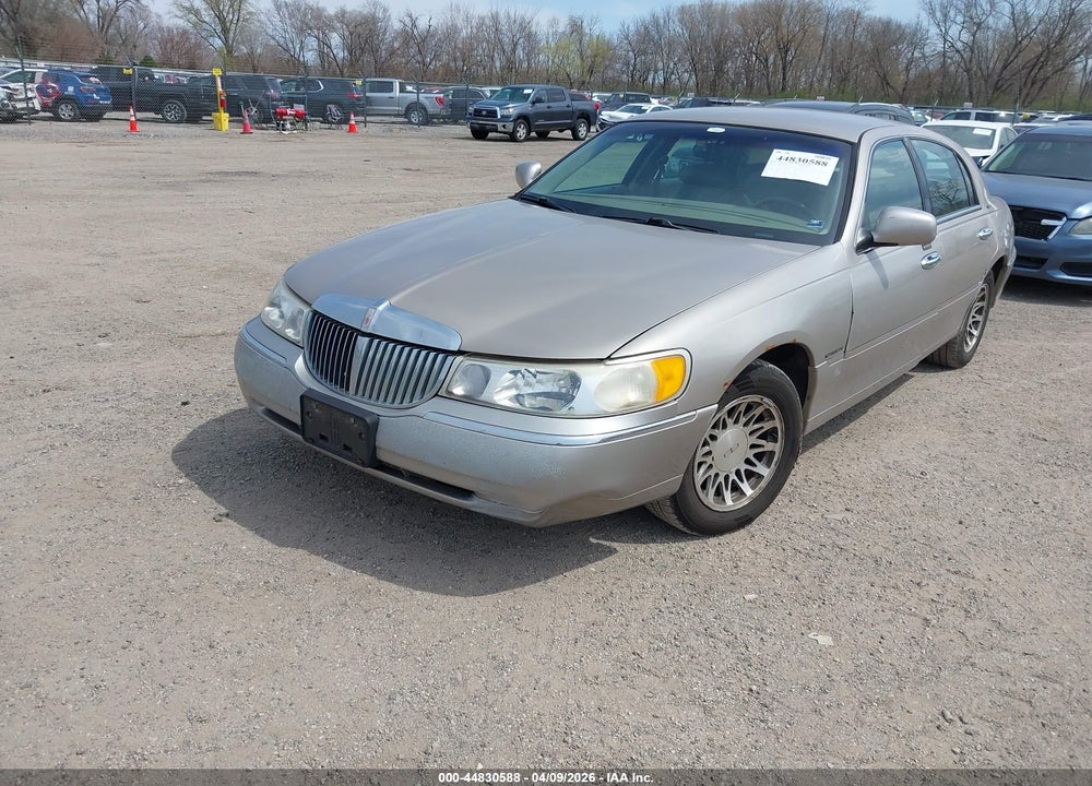 2000 LINCOLN TOWN CAR SIGNATURE VIN: 1LNHM82W6YY937872