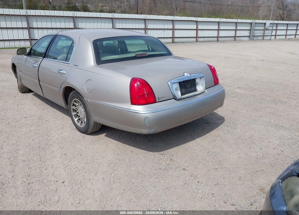 2000 LINCOLN TOWN CAR SIGNATURE VIN: 1LNHM82W6YY937872