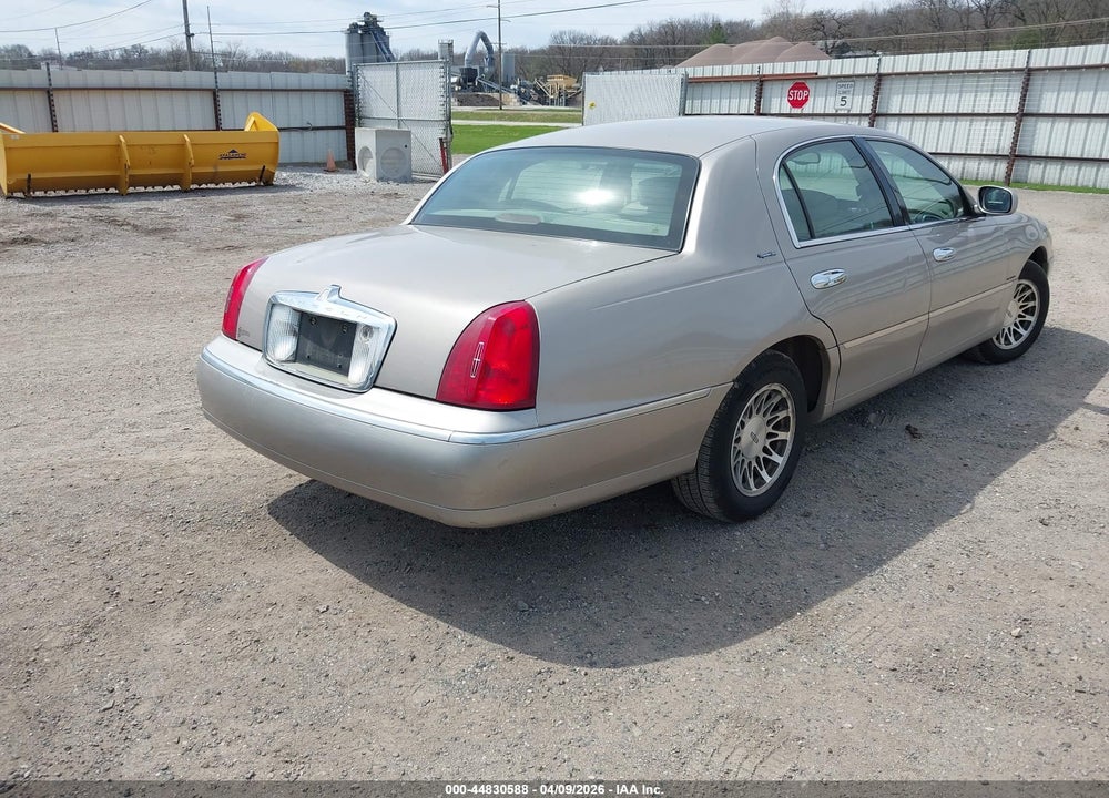2000 LINCOLN TOWN CAR SIGNATURE VIN: 1LNHM82W6YY937872
