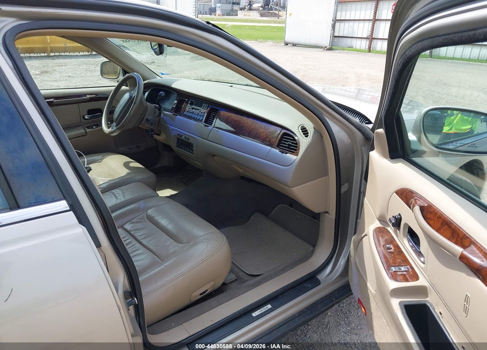 2000 LINCOLN TOWN CAR SIGNATURE VIN: 1LNHM82W6YY937872