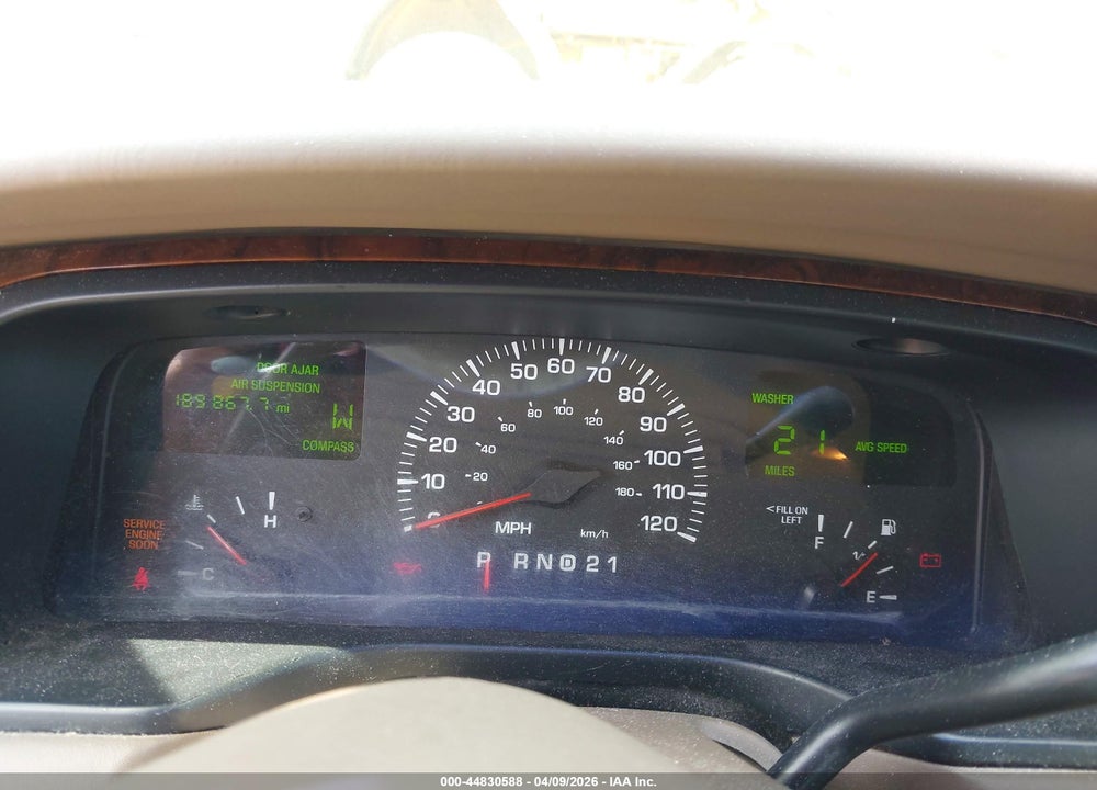 2000 LINCOLN TOWN CAR SIGNATURE VIN: 1LNHM82W6YY937872
