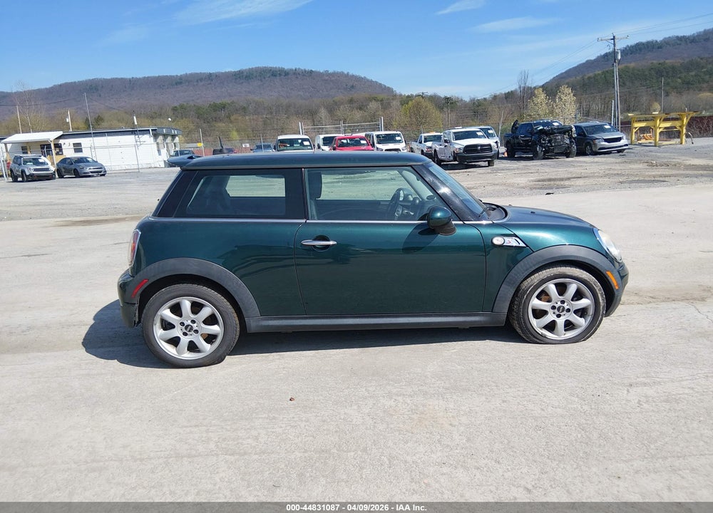 2010 MINI COOPER S VIN: WMWMF7C51ATZ72980