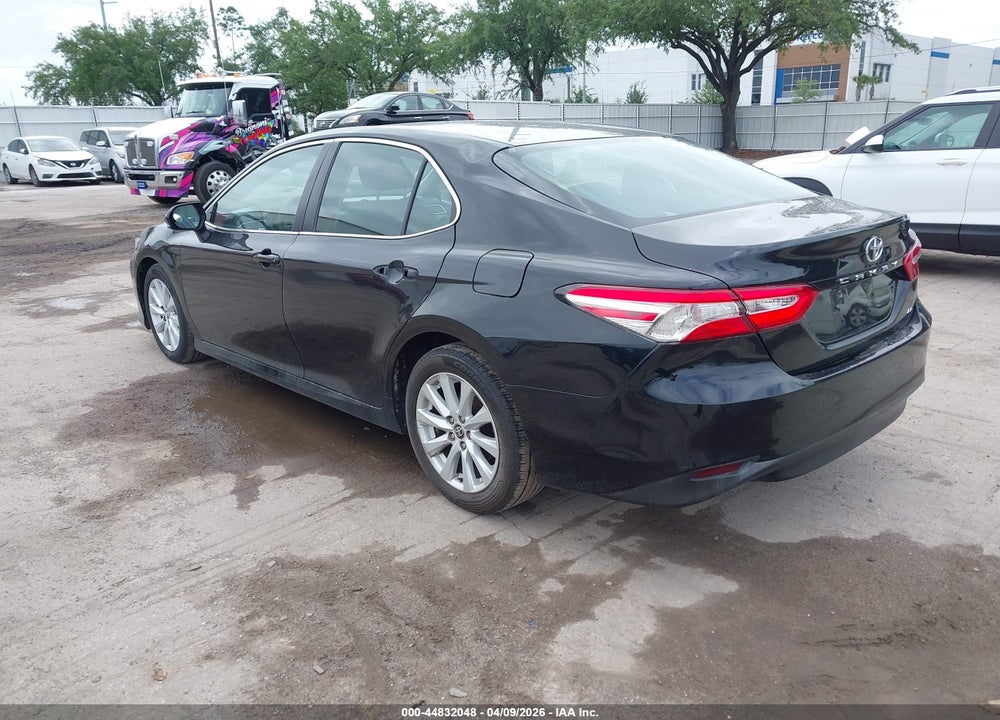 2018 TOYOTA CAMRY LE VIN: 4T1B11HK2JU091585