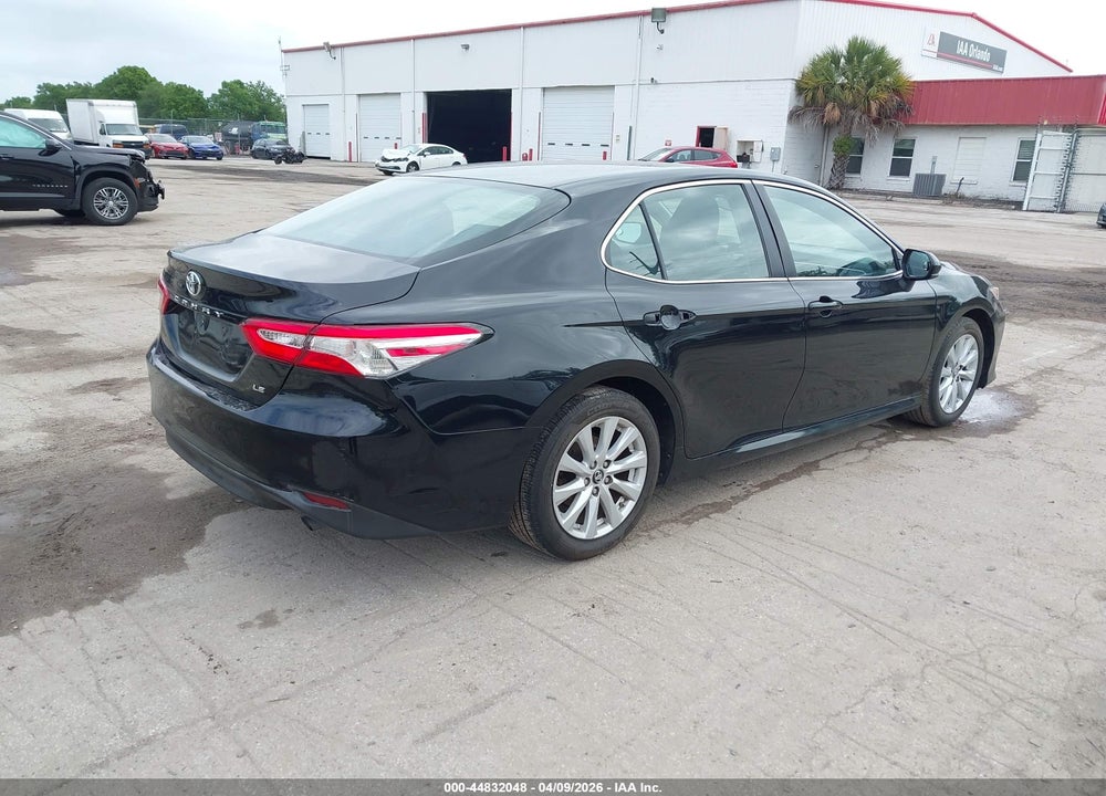 2018 TOYOTA CAMRY LE VIN: 4T1B11HK2JU091585