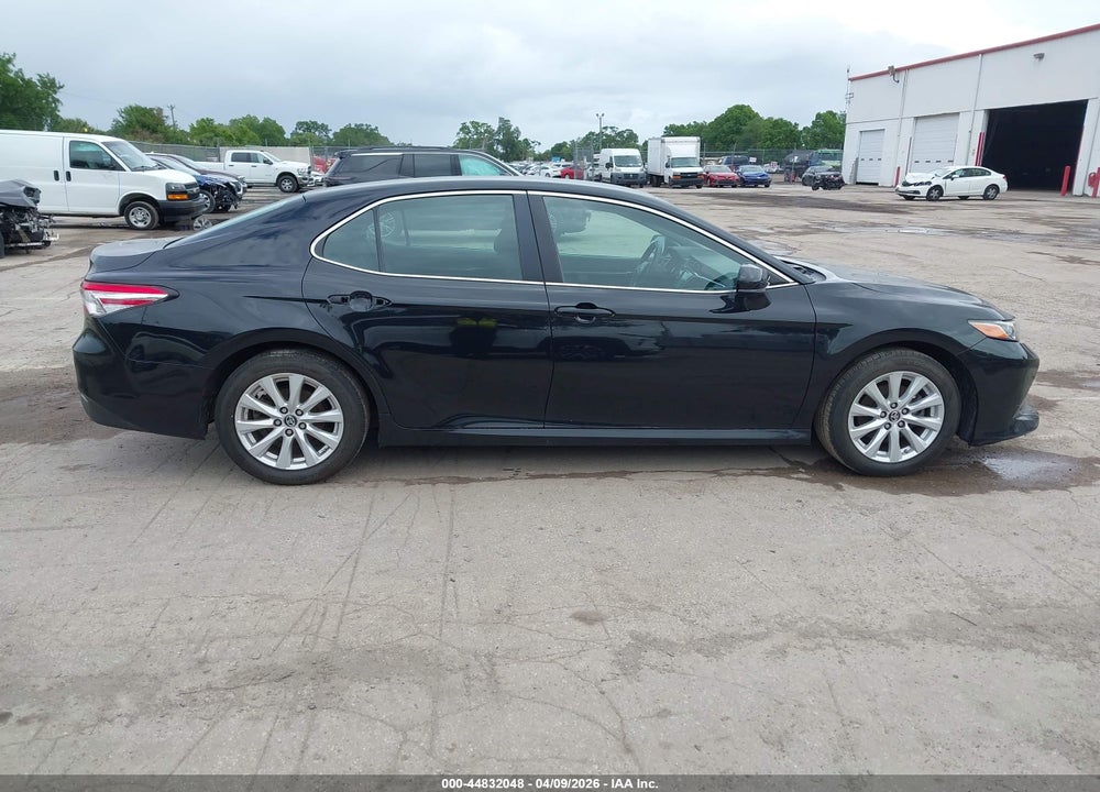 2018 TOYOTA CAMRY LE VIN: 4T1B11HK2JU091585