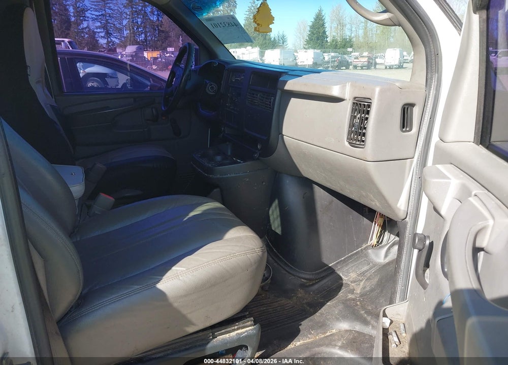 2005 CHEVROLET EXPRESS VIN: 1GCFG15X551244617