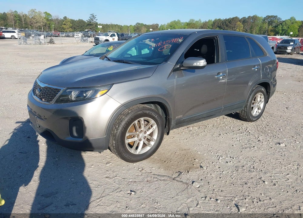 2015 KIA SORENTO LX VIN: 5XYKTCA62FG650567