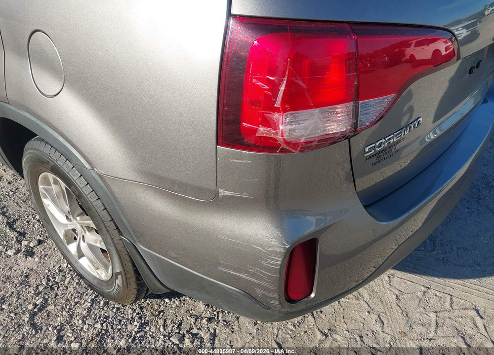 2015 KIA SORENTO LX VIN: 5XYKTCA62FG650567