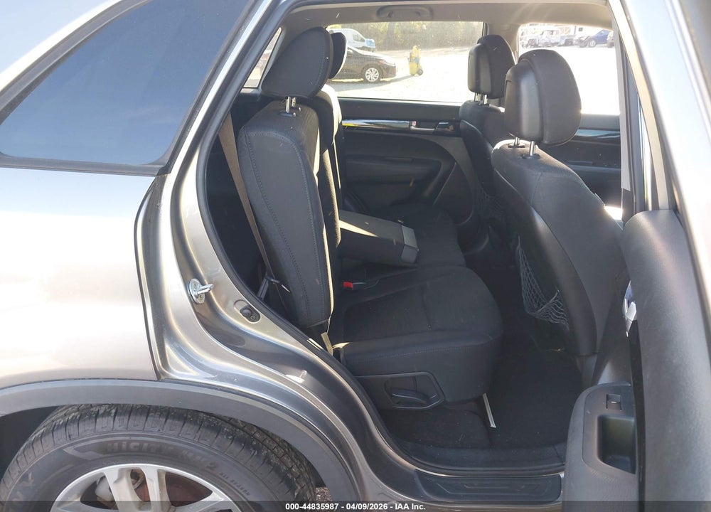 2015 KIA SORENTO LX VIN: 5XYKTCA62FG650567