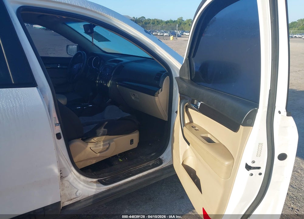 2011 KIA SORENTO LX V6 VIN: 5XYKT4A28BG113666